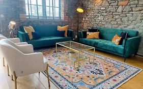 Converted Factory Loft Apartment - Free Parking With No Height Restrictions X 2